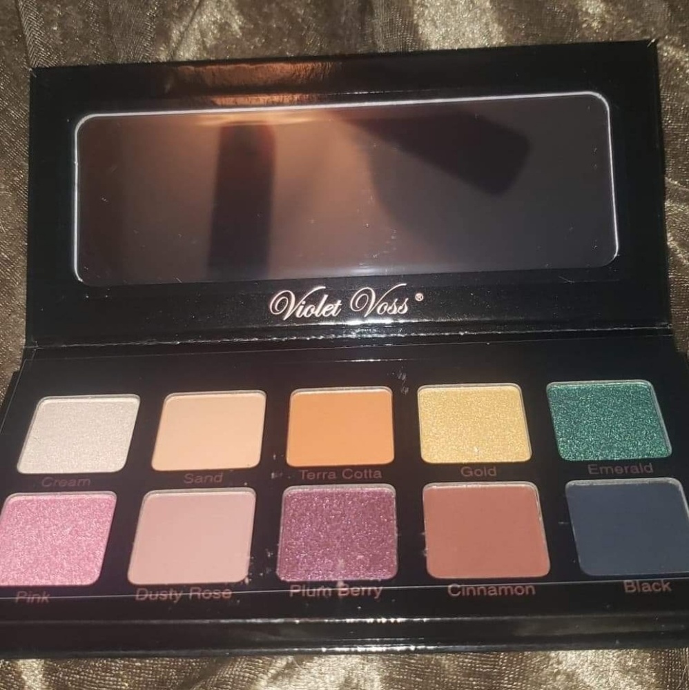 Violet Voss Essentials eyeshadow pallet